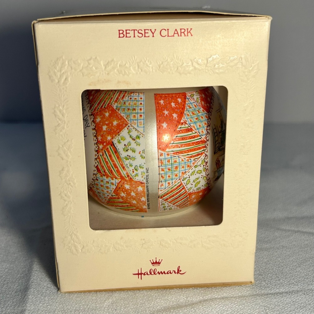 Betsy‎ Clark Hallmark Glass Keepsake Ornament 1981 Christmas Quilt Design - Picture 4 of 6